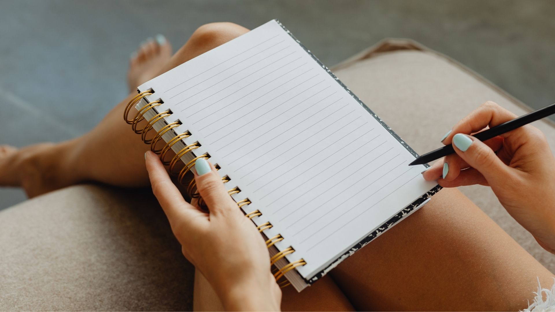 Açık bir defter ve kalem