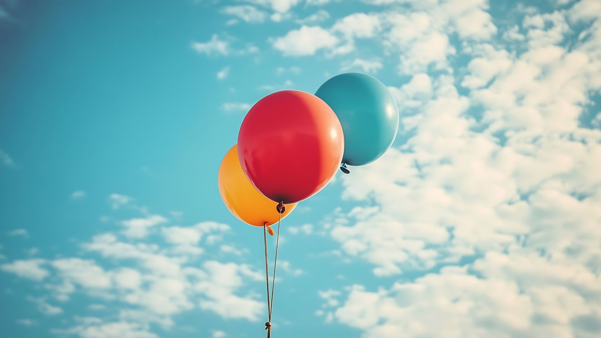 Gökyüzüne yükselen hafif bir balon