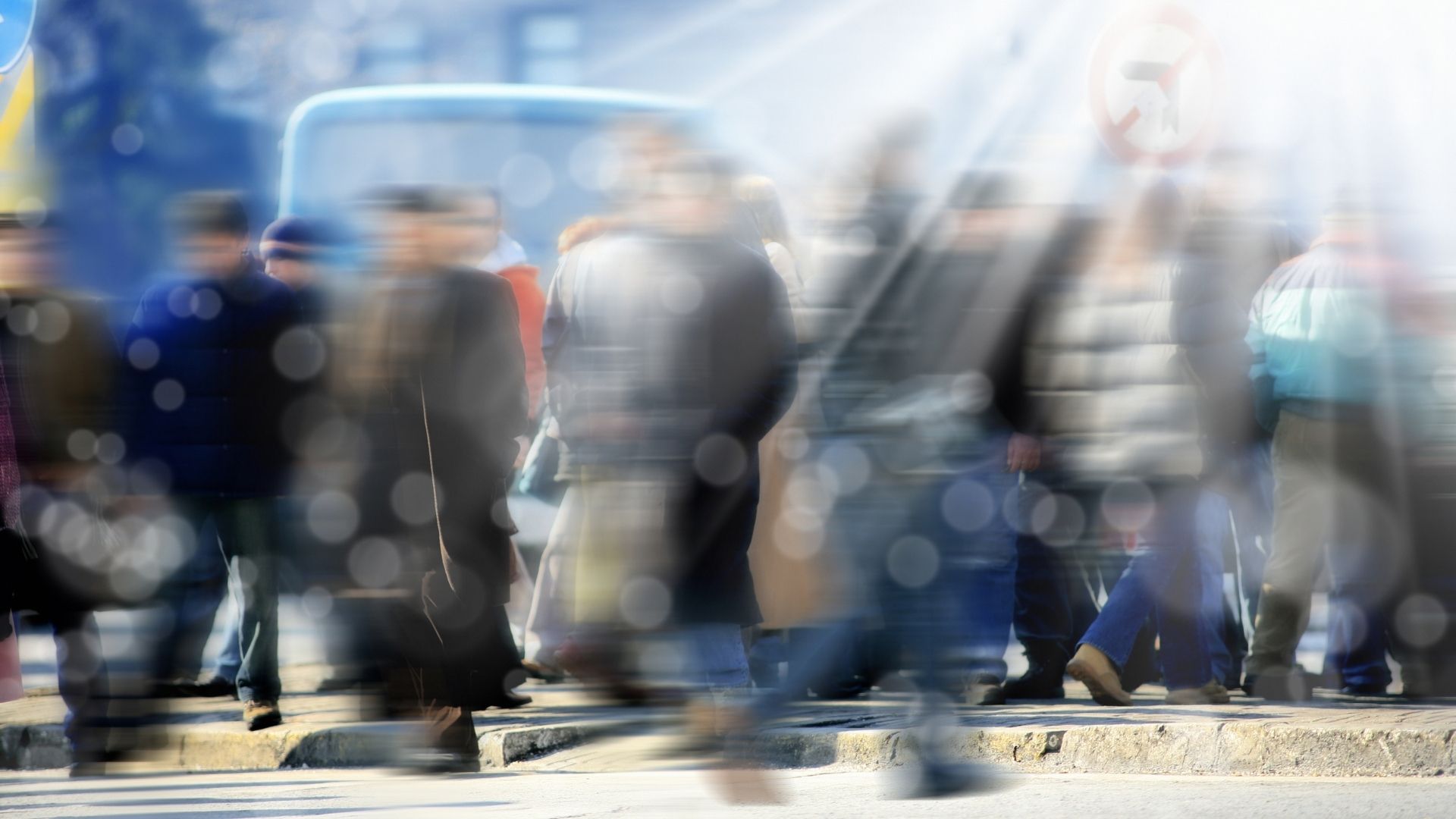 Kalabalık bir şehirde dalgın yürüyen insanlar