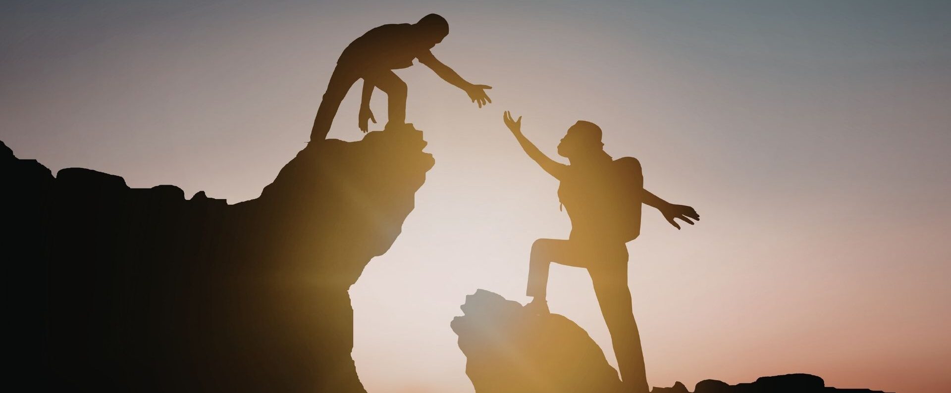 Kalabalık içinde başkalarına yardım eden tek biri