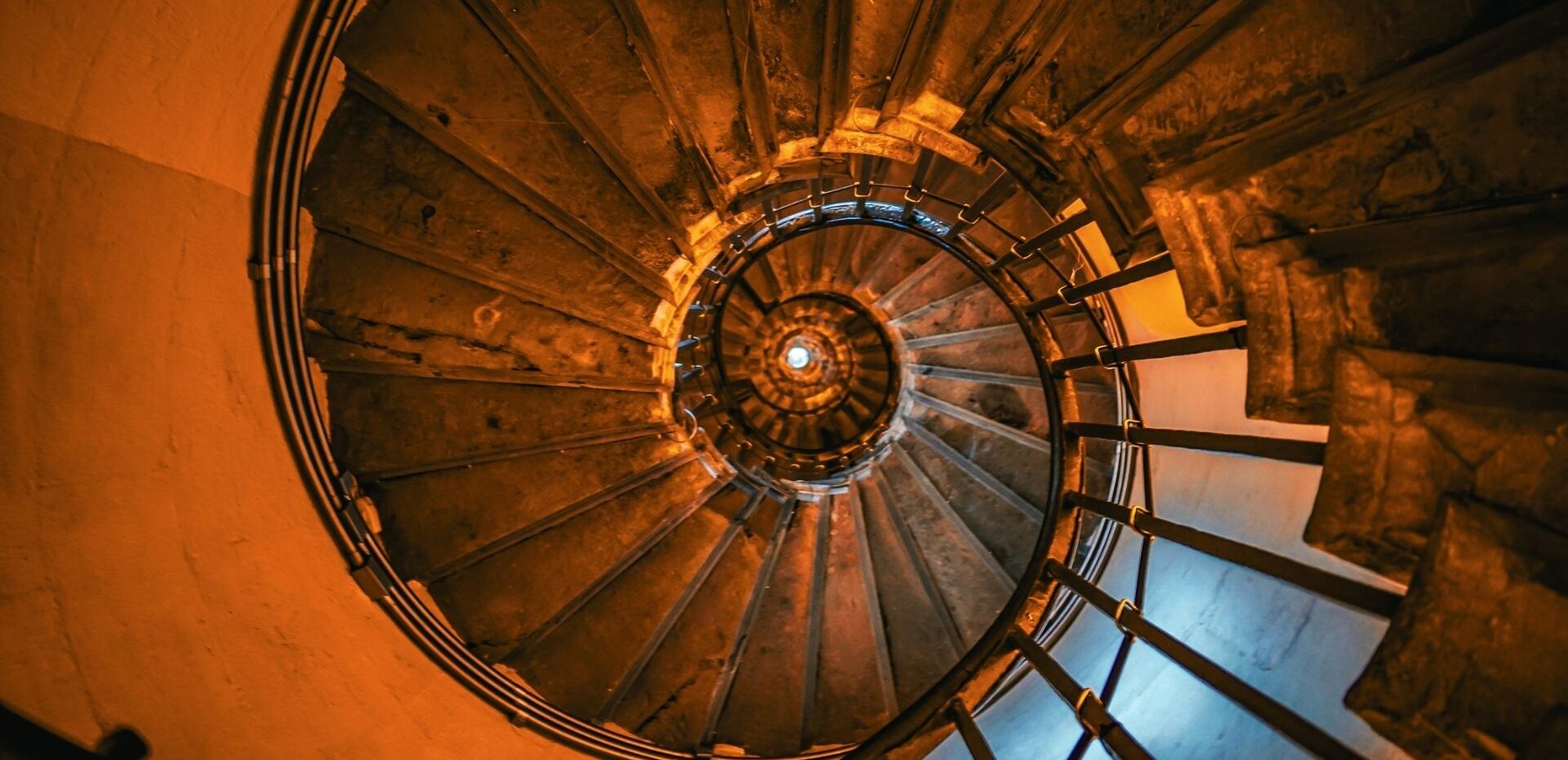 Spiral merdiven veya sarmal yol