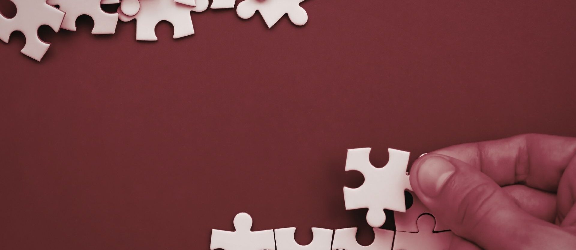 Yapboz parçalarının birleşmesi.