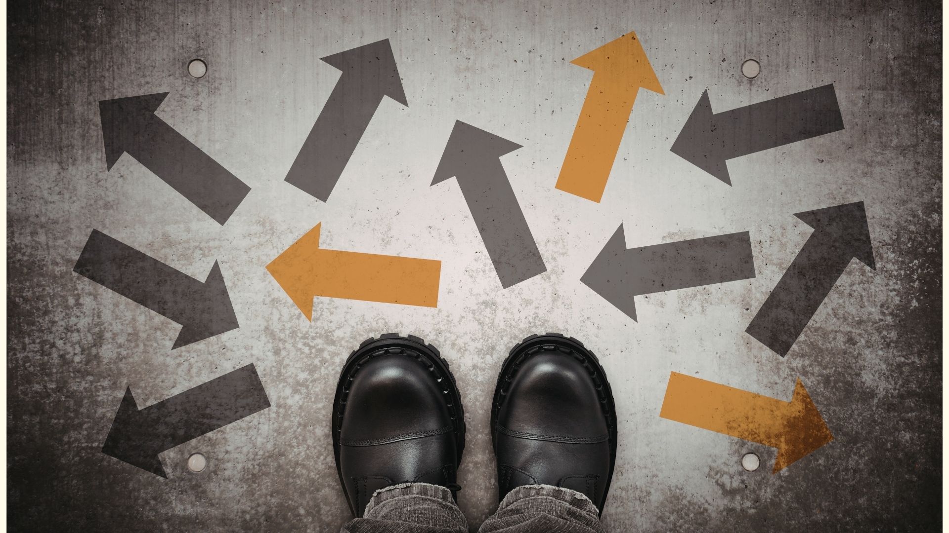 Yol ayrımında durup bir yön seçen figür